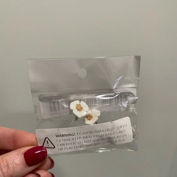 {SHEIN} Simple White Flower Vintage style Earrings - Picture 3 of 3